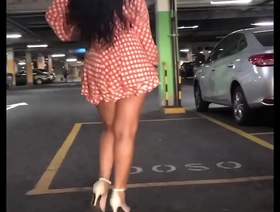 Hotwife gostosa se exibe no estacionamento do shopping para o corno caminhando de mini saia no estilo catwalk