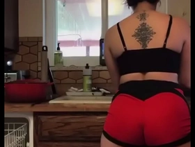 Bigo live slut pawg likes to shake her ass in the kitchen