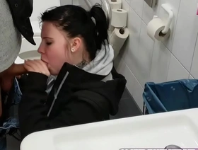 Deutsche ex freundin fickt auf einer toilette ganz normales m�dchen