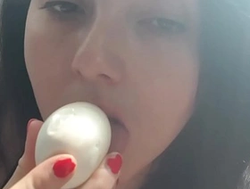 Mimi metendo um ovo cocido na buceta ate gozar