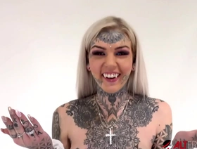 Tattooed amber luke rides the tremor for the first time
