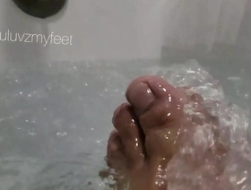 Footfetish slow motion male feet in water
