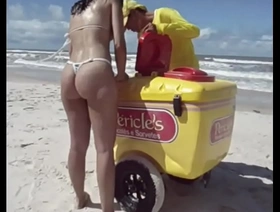 Fiestacasaldf esposa de micro bikini comprando picol�