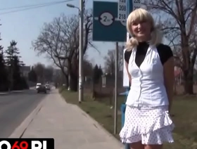 Polskie porno - ma olata poderwana na przystanku autobusowym